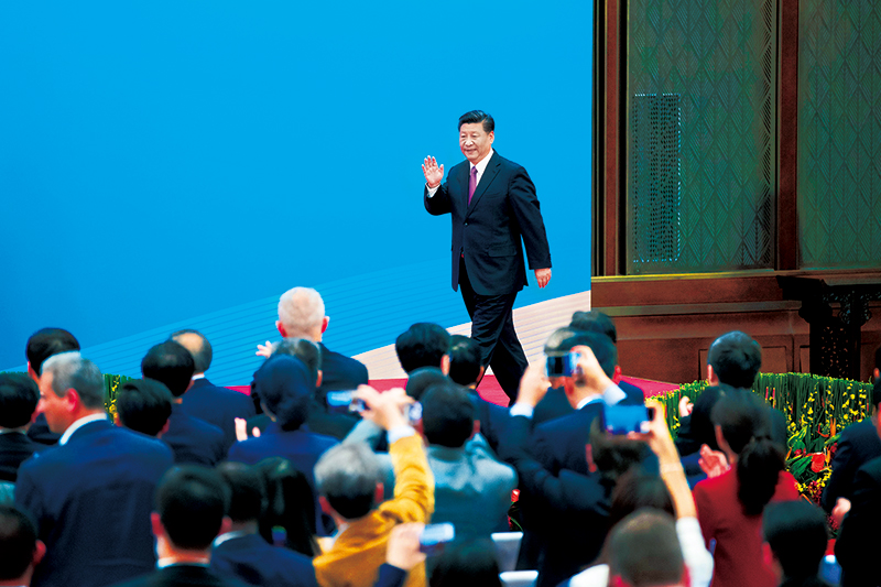 2019年4月27日，第二屆“一帶一路”國際合作高峰論壇在北京雁棲湖國際會議中心舉行圓桌峰會，國家主席習近平主持會議并致開幕辭。圓桌峰會閉幕后，習近平會見中外記者，介紹第二屆“一帶一路”國際合作高峰論壇圓桌峰會情況和主要成果。這是習近平步入記者會現場。 